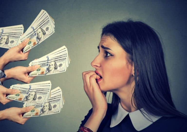 prestamistas-ofreciendo-dinero-chica-1024x720