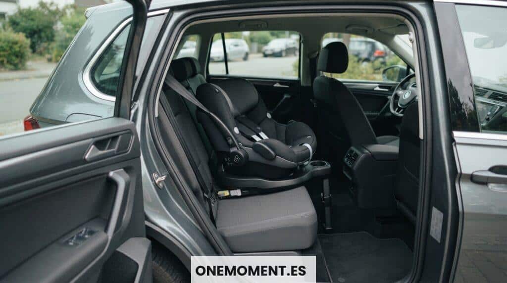 Silla infantil instalada en el asiento trasero de un coche